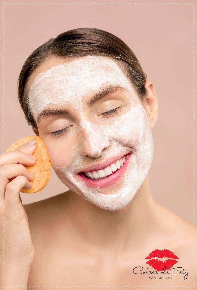 Mulher limpando o rosto com uma esponjinha específica